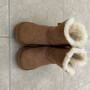 Girls gently used UGGS